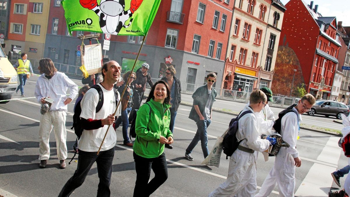 Die Arbeitsgemeinschaft Bäuerliche Landwirtschaft (ABL) hat gemeinsam mit dem Naturschutzbund Thüringen (NABU) und weiteren 18 Initiativen und Verbänden am Samstag, 28. September, in Erfurt für eine enkeltaugliche Landwirtschaft demonstriert - und dabei auch einen breiten Forderungskatalog aufgemacht, der vor allem auf die finanzielle Unterstützung für existenzgründende Jungbauern und gegen den Landverkauf an Großinvestoren zielt. Mit 50 Traktoren an der Spitze zog der Demozug vom Willy-Brand-Platz über den Juri-Gagarin-Ring durch die Neuwerkstraße zum Anger.