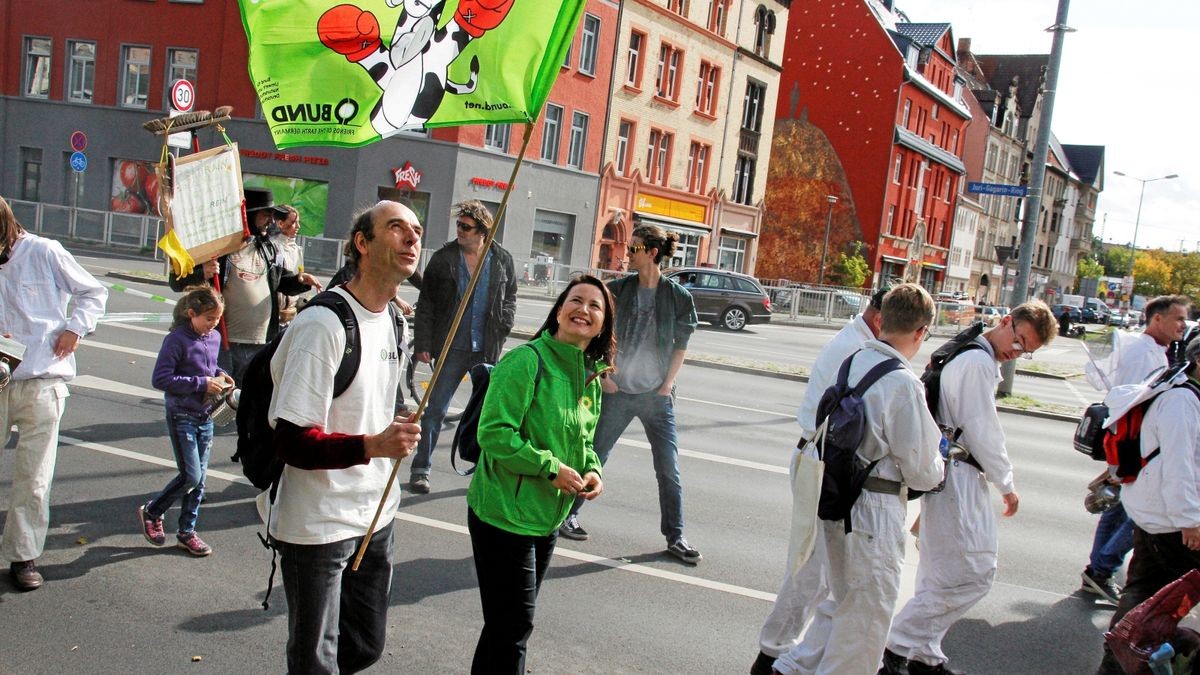 Die Arbeitsgemeinschaft Bäuerliche Landwirtschaft (ABL) hat gemeinsam mit dem Naturschutzbund Thüringen (NABU) und weiteren 18 Initiativen und Verbänden am Samstag, 28. September, in Erfurt für eine enkeltaugliche Landwirtschaft demonstriert - und dabei auch einen breiten Forderungskatalog aufgemacht, der vor allem auf die finanzielle Unterstützung für existenzgründende Jungbauern und gegen den Landverkauf an Großinvestoren zielt. Mit 50 Traktoren an der Spitze zog der Demozug vom Willy-Brand-Platz über den Juri-Gagarin-Ring durch die Neuwerkstraße zum Anger.