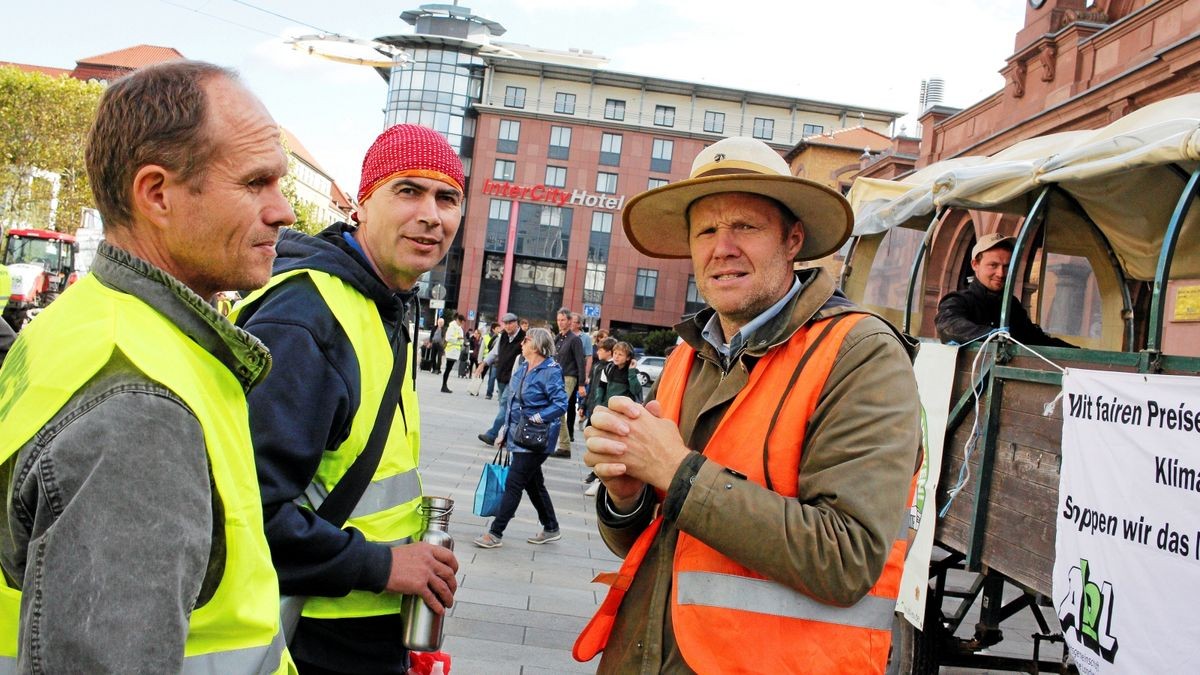 Die Arbeitsgemeinschaft Bäuerliche Landwirtschaft (ABL) hat gemeinsam mit dem Naturschutzbund Thüringen (NABU) und weiteren 18 Initiativen und Verbänden am Samstag, 28. September, in Erfurt für eine enkeltaugliche Landwirtschaft demonstriert - und dabei auch einen breiten Forderungskatalog aufgemacht, der vor allem auf die finanzielle Unterstützung für existenzgründende Jungbauern und gegen den Landverkauf an Großinvestoren zielt. Mit 50 Traktoren an der Spitze zog der Demozug vom Willy-Brand-Platz über den Juri-Gagarin-Ring durch die Neuwerkstraße zum Anger.