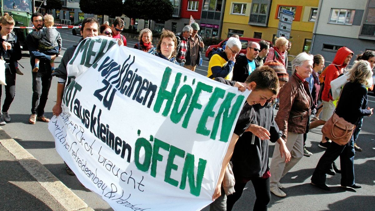 Die Arbeitsgemeinschaft Bäuerliche Landwirtschaft (ABL) hat gemeinsam mit dem Naturschutzbund Thüringen (NABU) und weiteren 18 Initiativen und Verbänden am Samstag, 28. September, in Erfurt für eine enkeltaugliche Landwirtschaft demonstriert - und dabei auch einen breiten Forderungskatalog aufgemacht, der vor allem auf die finanzielle Unterstützung für existenzgründende Jungbauern und gegen den Landverkauf an Großinvestoren zielt. Mit 50 Traktoren an der Spitze zog der Demozug vom Willy-Brand-Platz über den Juri-Gagarin-Ring durch die Neuwerkstraße zum Anger.