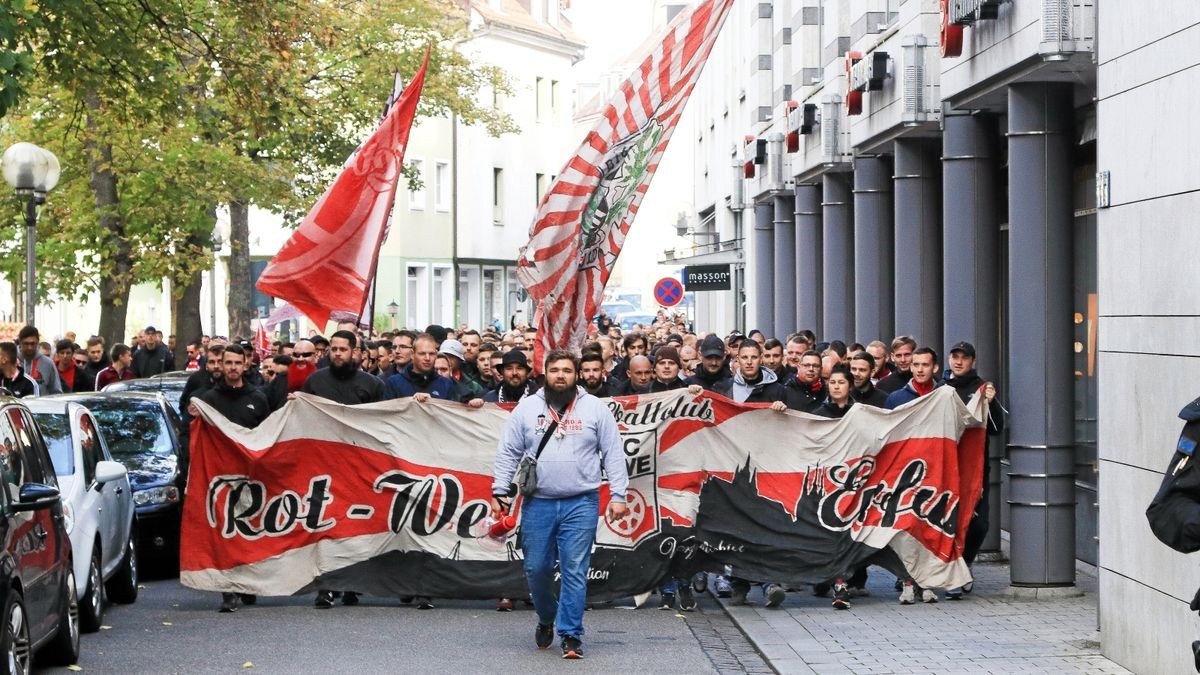 Vor dem Spiel von Rot-Weiß Erfurt gegen Chemie Leipzig gab es einen Fanmarsch zum Stadion der Erfordia Ultras. Die Anhänger des Viertligisten trafen sich um 11 Uhr am Wenigemarkt und marschieren gemeinsam zur Arena.