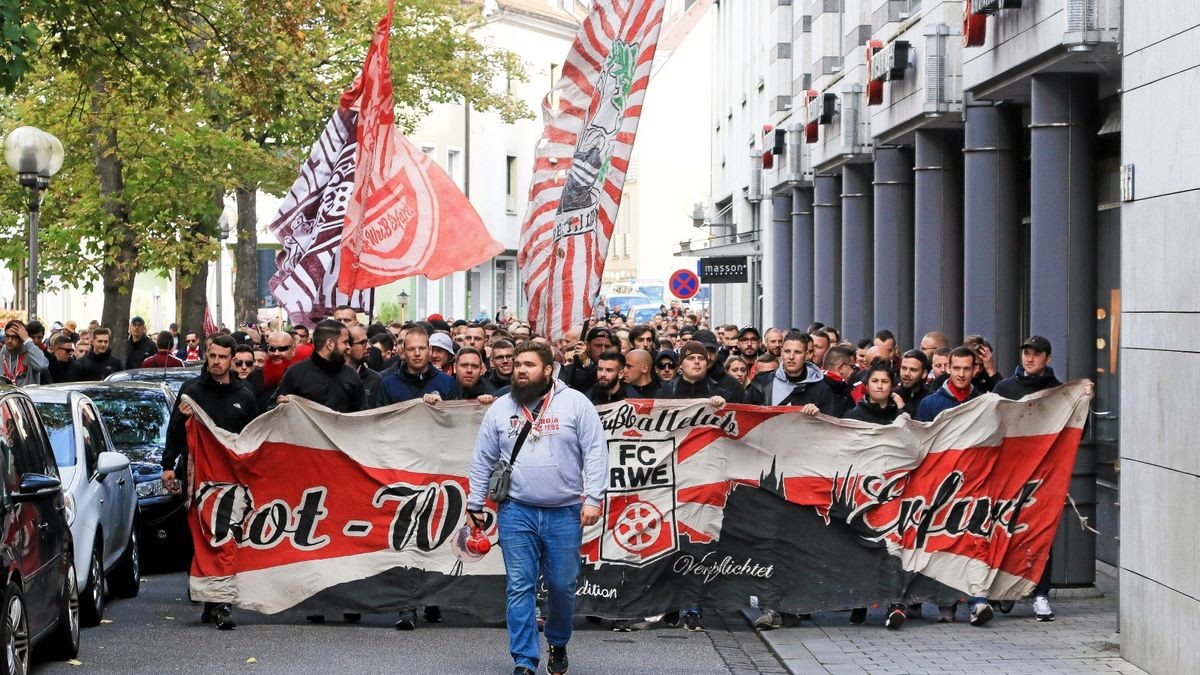 Vor dem Spiel von Rot-Weiß Erfurt gegen Chemie Leipzig gab es einen Fanmarsch zum Stadion der Erfordia Ultras. Die Anhänger des Viertligisten trafen sich um 11 Uhr am Wenigemarkt und marschieren gemeinsam zur Arena.