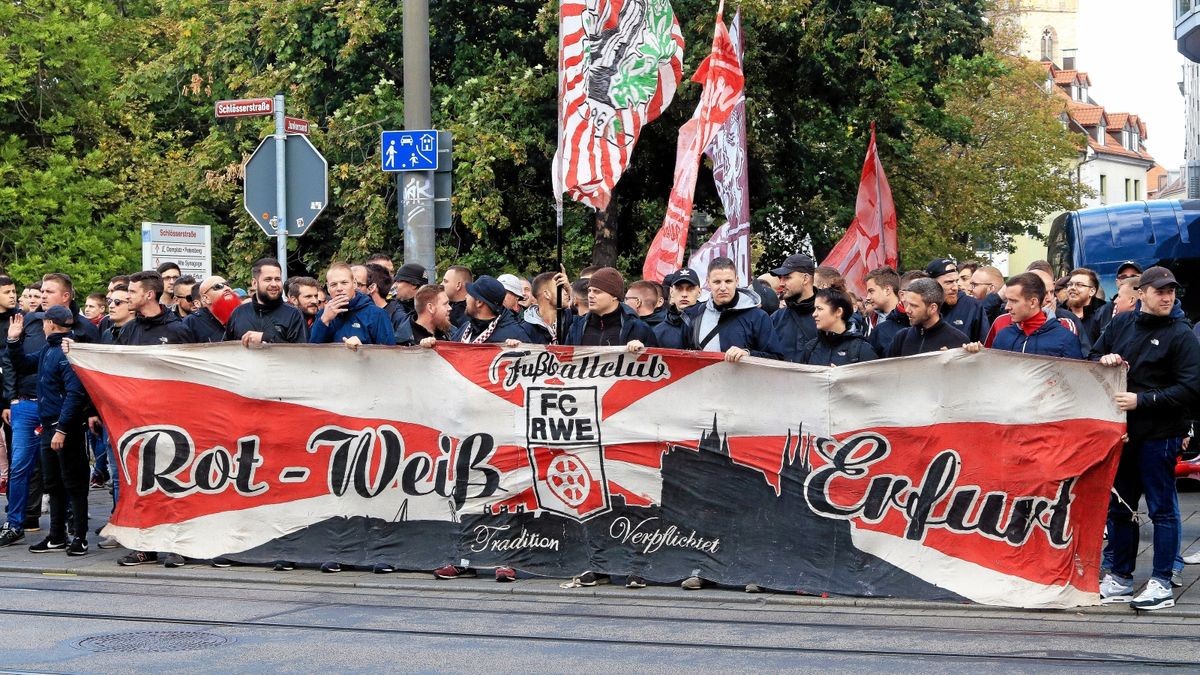 Vor dem Spiel von Rot-Weiß Erfurt gegen Chemie Leipzig gab es einen Fanmarsch zum Stadion der Erfordia Ultras. Die Anhänger des Viertligisten trafen sich um 11 Uhr am Wenigemarkt und marschieren gemeinsam zur Arena.