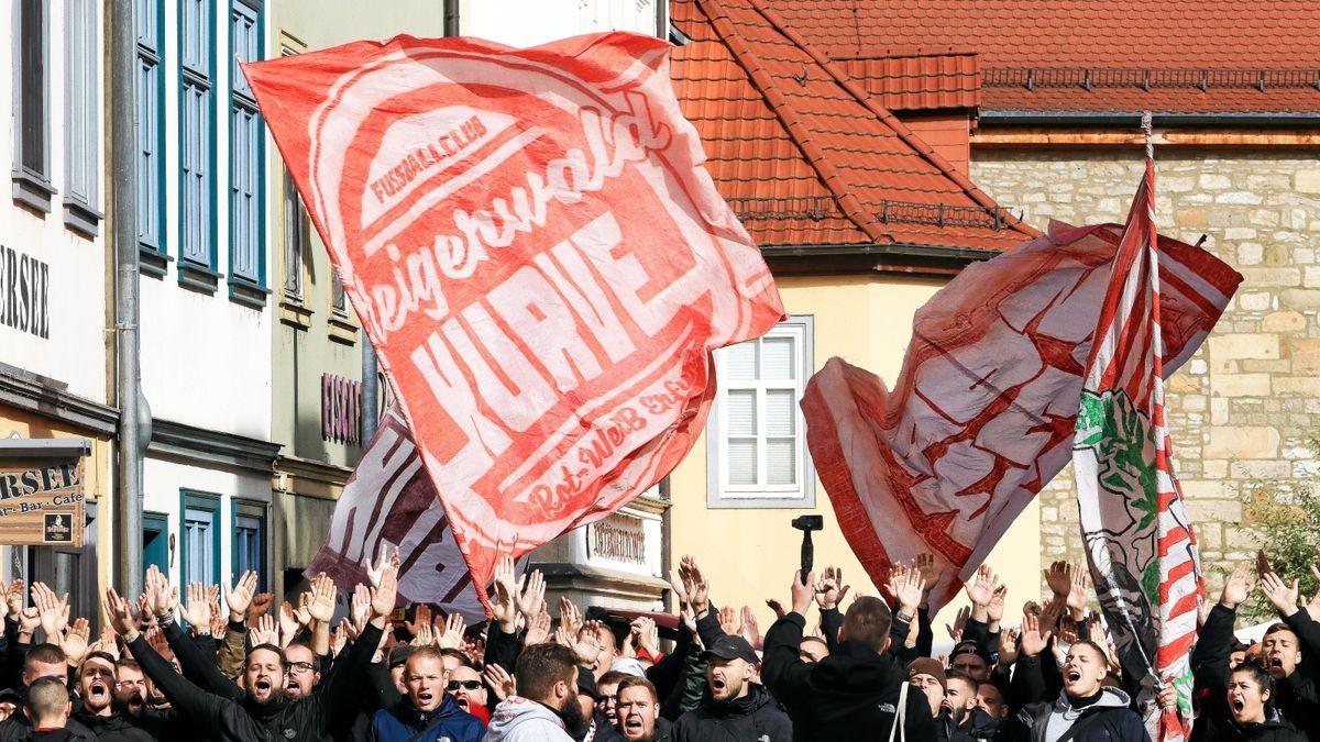 Vor dem Spiel von Rot-Weiß Erfurt gegen Chemie Leipzig gab es einen Fanmarsch zum Stadion der Erfordia Ultras. Die Anhänger des Viertligisten trafen sich um 11 Uhr am Wenigemarkt und marschieren gemeinsam zur Arena.