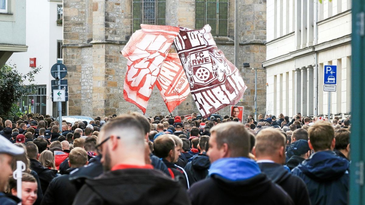 Vor dem Spiel von Rot-Weiß Erfurt gegen Chemie Leipzig gab es einen Fanmarsch zum Stadion der Erfordia Ultras. Die Anhänger des Viertligisten trafen sich um 11 Uhr am Wenigemarkt und marschieren gemeinsam zur Arena.