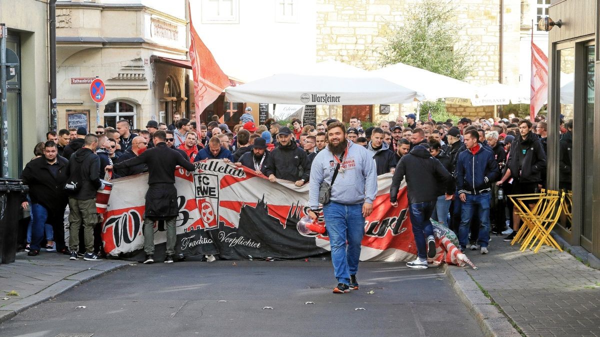 Vor dem Spiel von Rot-Weiß Erfurt gegen Chemie Leipzig gab es einen Fanmarsch zum Stadion der Erfordia Ultras. Die Anhänger des Viertligisten trafen sich um 11 Uhr am Wenigemarkt und marschieren gemeinsam zur Arena.