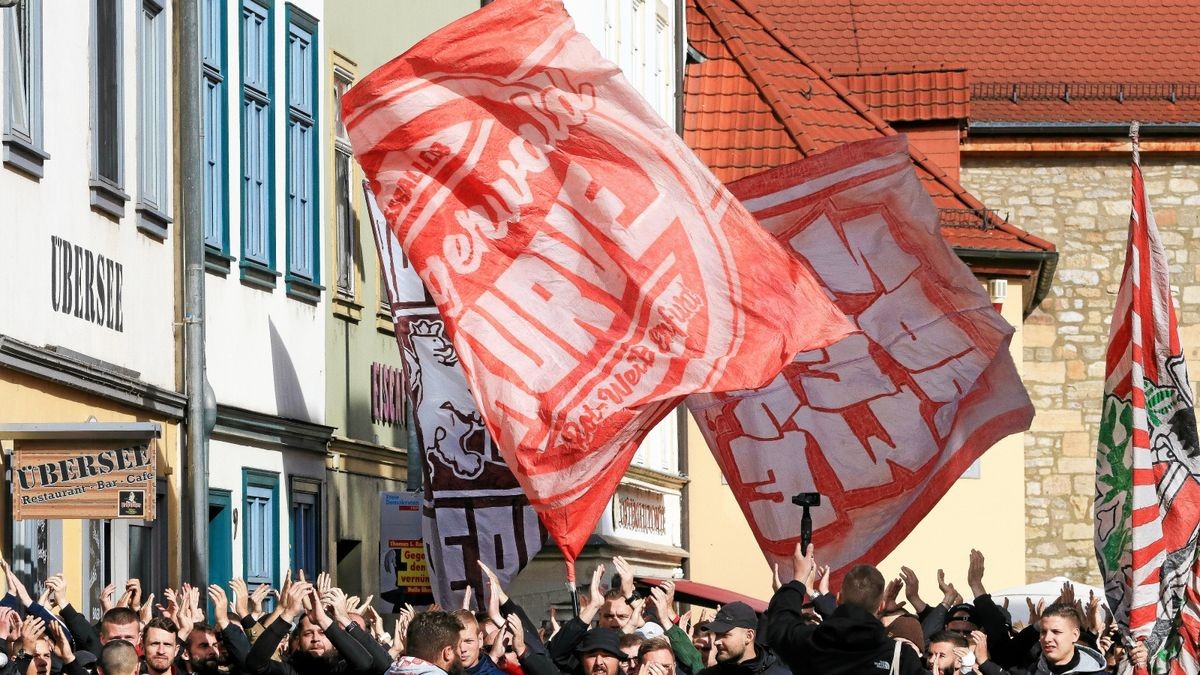 Vor dem Spiel von Rot-Weiß Erfurt gegen Chemie Leipzig gab es einen Fanmarsch zum Stadion der Erfordia Ultras. Die Anhänger des Viertligisten trafen sich um 11 Uhr am Wenigemarkt und marschieren gemeinsam zur Arena.