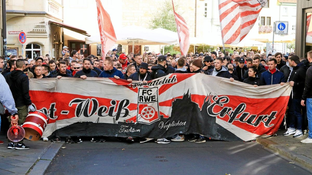 Vor dem Spiel gegen Chemie Leipzig gab es einen Fanmarsch zum Stadion der Erfordia Ultras.