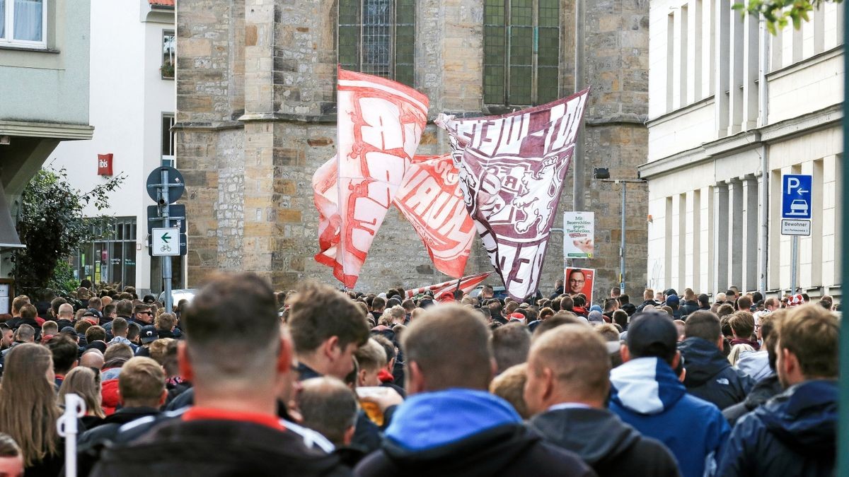 Vor dem Spiel von Rot-Weiß Erfurt gegen Chemie Leipzig gab es einen Fanmarsch zum Stadion der Erfordia Ultras. Die Anhänger des Viertligisten trafen sich um 11 Uhr am Wenigemarkt und marschieren gemeinsam zur Arena.