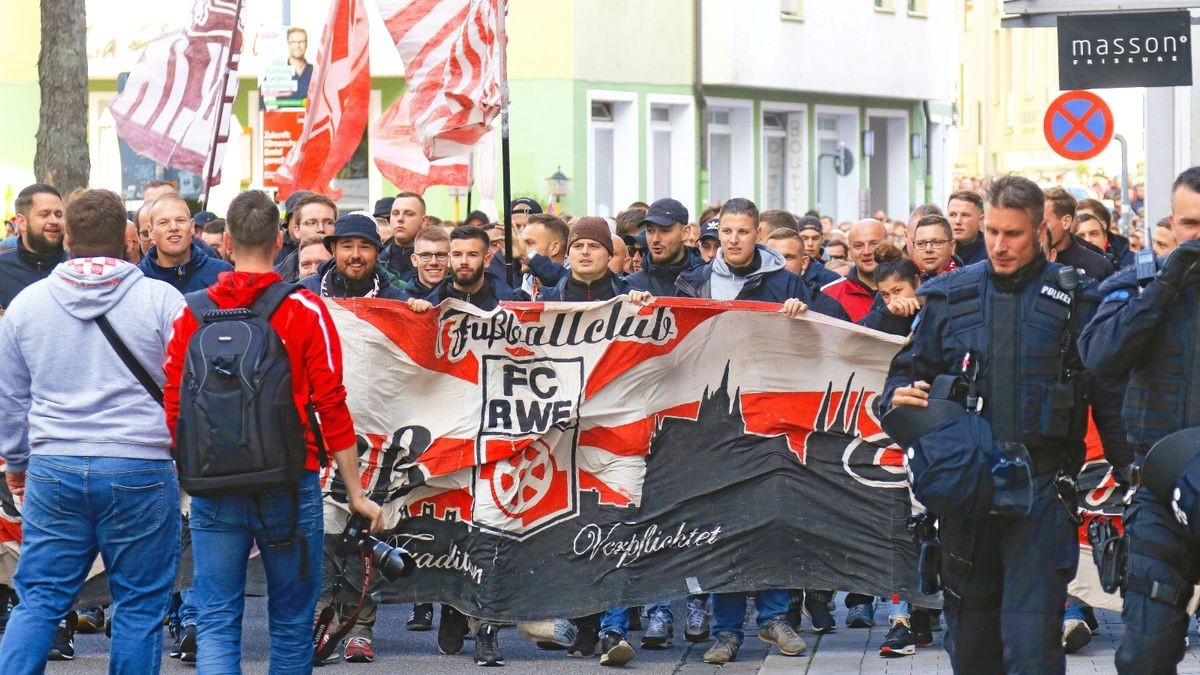 Vor dem Spiel von Rot-Weiß Erfurt gegen Chemie Leipzig gab es einen Fanmarsch zum Stadion der Erfordia Ultras. Die Anhänger des Viertligisten trafen sich um 11 Uhr am Wenigemarkt und marschieren gemeinsam zur Arena.