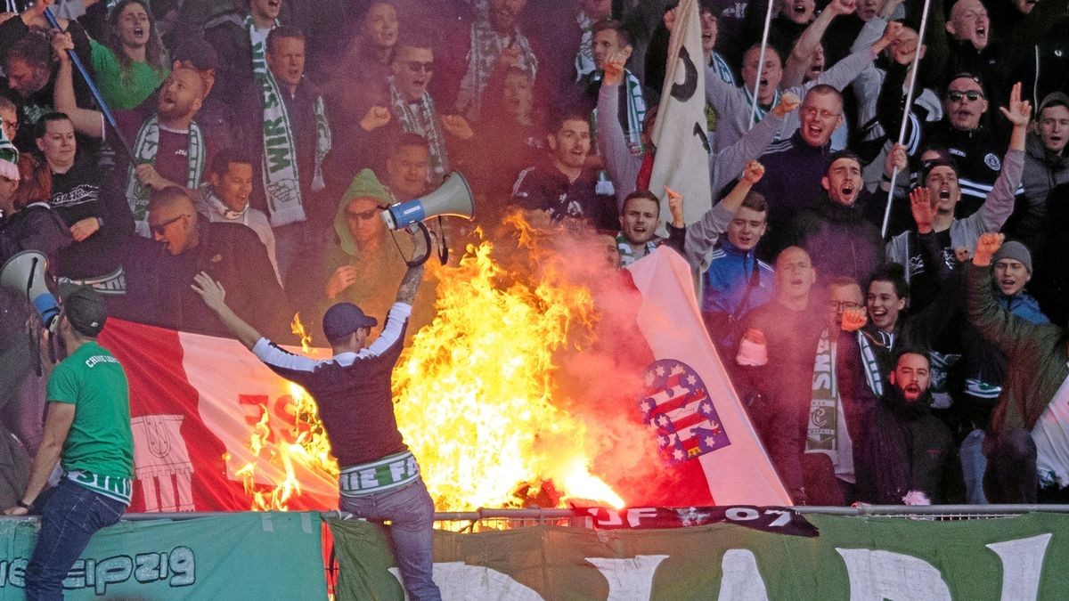 Leipziger Fans verbrennen eine RWE-Fahne.