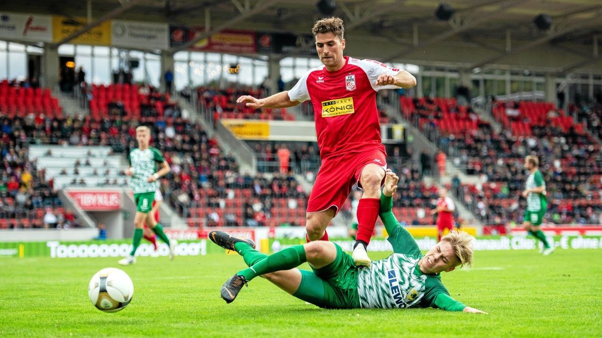 Selim Aydemir #11 (Rot Weiss Erfurt) im Zweikampf mit Alexander Bury #7 (BSG Chemie Leipzig).