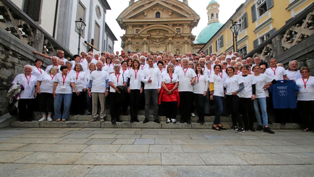 Zum Gruppenfoto stellten sich die Weimarer Bürgerreisenden in ihren schneeweißen T-Shirts im österreichischen Graz, der europäischen Kulturstadt 2003, auf. Bereits damals führte eine Weimarer Bürgerreise in die Kulturstadt in der Steiermark. Frank Boblenz erinnerte mit dem seinerzeit blauen T-Shirt an das Ereignis.