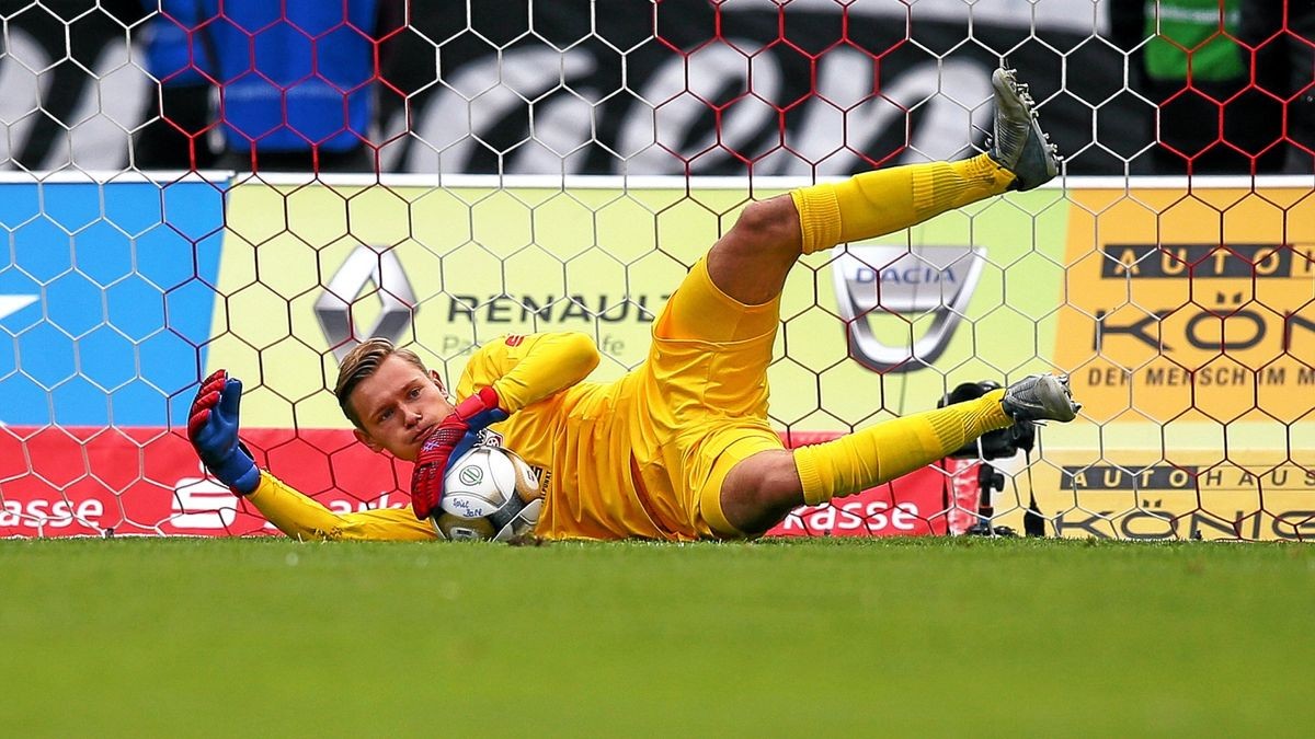 RWE-Torwart Jannick Theißen hat den Ball sicher.