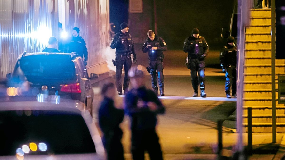 Drei Täter konnten bereits festgenommen werden, nach dem vierten wird noch gesucht.  Symbolfoto: Sascha Fromm