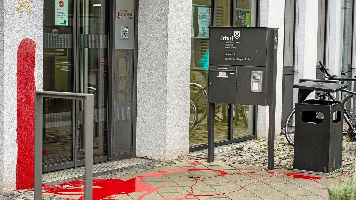 Gegen 8 Uhr wurde die Polizei darüber informiert, dass Unbekannte den Hauseingang des Bürgeramtes mit roter Farbe beschmiert hatten.