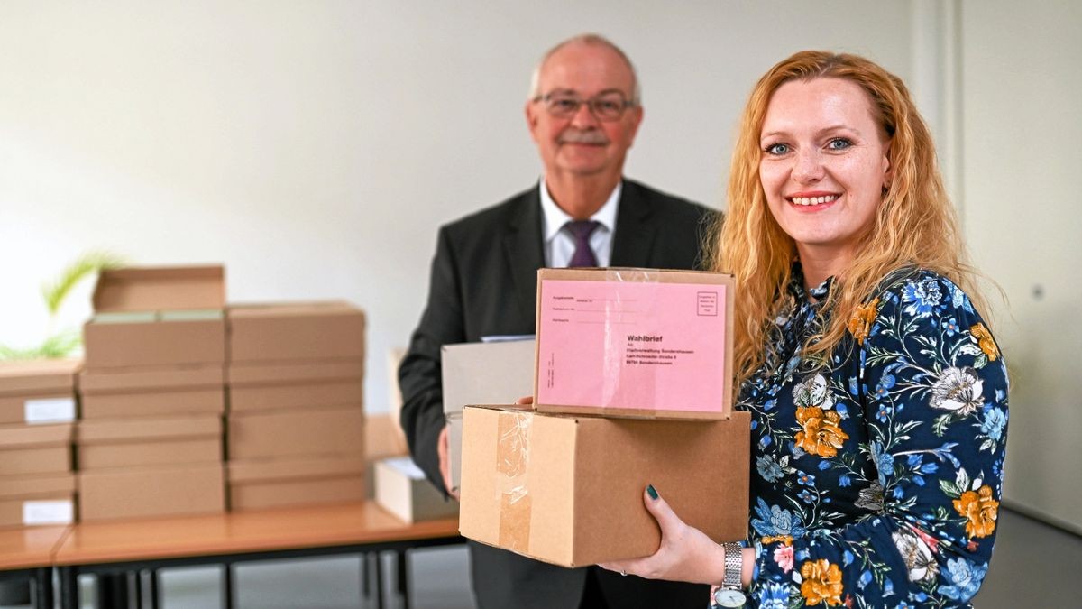 Kreiswahlleiter Heinz-Ulrich Thiele und Schriftführerin Antje Mund haben alle Unterlagen für die Wahl vor zwei Wochen an die Verwaltungen versendet.