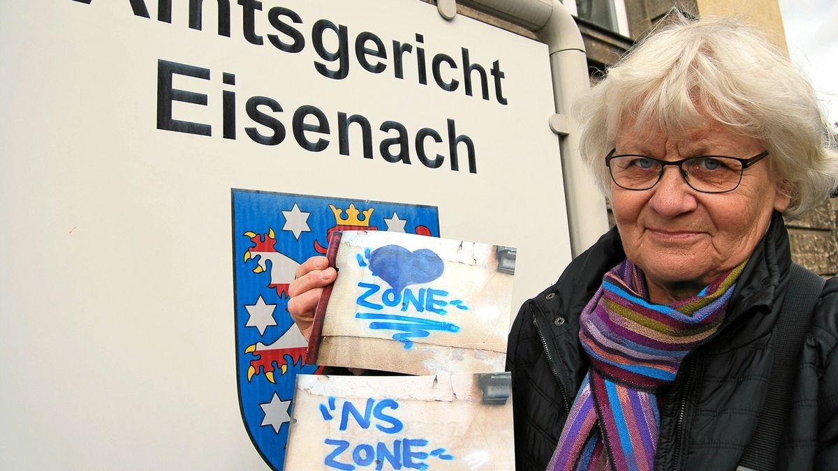 Die 73-jährige Berliner Aktivistin Irmela Mensah-Schramm wurde vor dem Amtsgericht Eisenach zu einer Geldstrafe von 15 Tagessätzen a 70 Euro wegen Sachbeschädigung verurteilt.