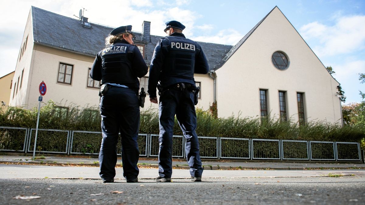 Polizisten stehen vor der Neuen Synagoge in Erfurt (Archivfoto).