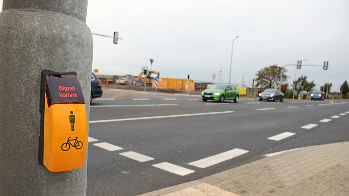 Am Erfurter Kreuz haben die Vorbereitungsarbeiten für den Neubau des CATL-Werks begonnen. Zunächst ging die neue Ampelanlage an der N3-Kreuzung in Betrieb. Im Hintergrund wird bereits das Baufeld vorbereitet.