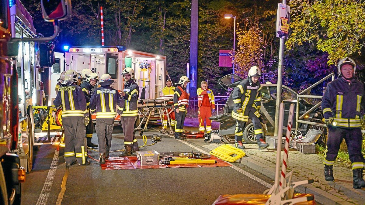 Am Bahnübergang bei Legefeld ist eine Frau mit ihrem Smart gegen das Geländer geprallt. Sie wird derzeit in einer Klinik behandelt.