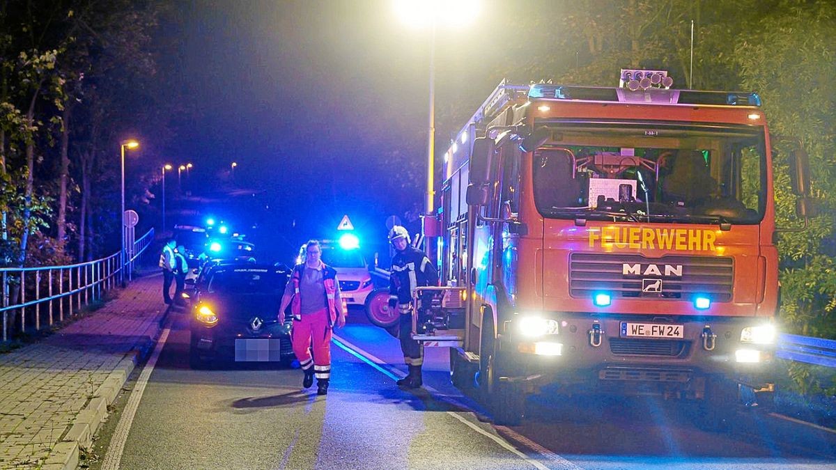 Am Bahnübergang bei Legefeld ist eine Frau mit ihrem Smart gegen das Geländer geprallt. Sie wird derzeit in einer Klinik behandelt.