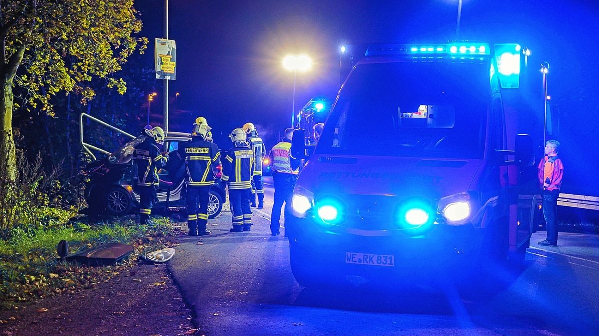 Am Bahnübergang bei Legefeld ist eine Frau mit ihrem Smart gegen das Geländer geprallt. Sie wird derzeit in einer Klinik behandelt.