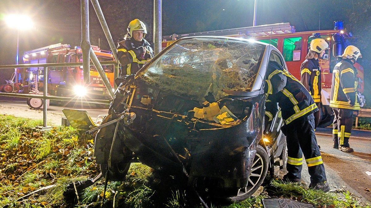 Am Bahnübergang bei Legefeld ist eine Frau mit ihrem Smart gegen das Geländer geprallt. Sie wird derzeit in einer Klinik behandelt.