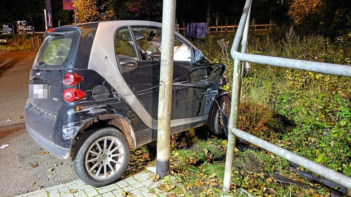 Am Bahnübergang bei Legefeld ist eine Frau mit ihrem Smart gegen das Geländer geprallt. Sie wird derzeit in einer Klinik behandelt.