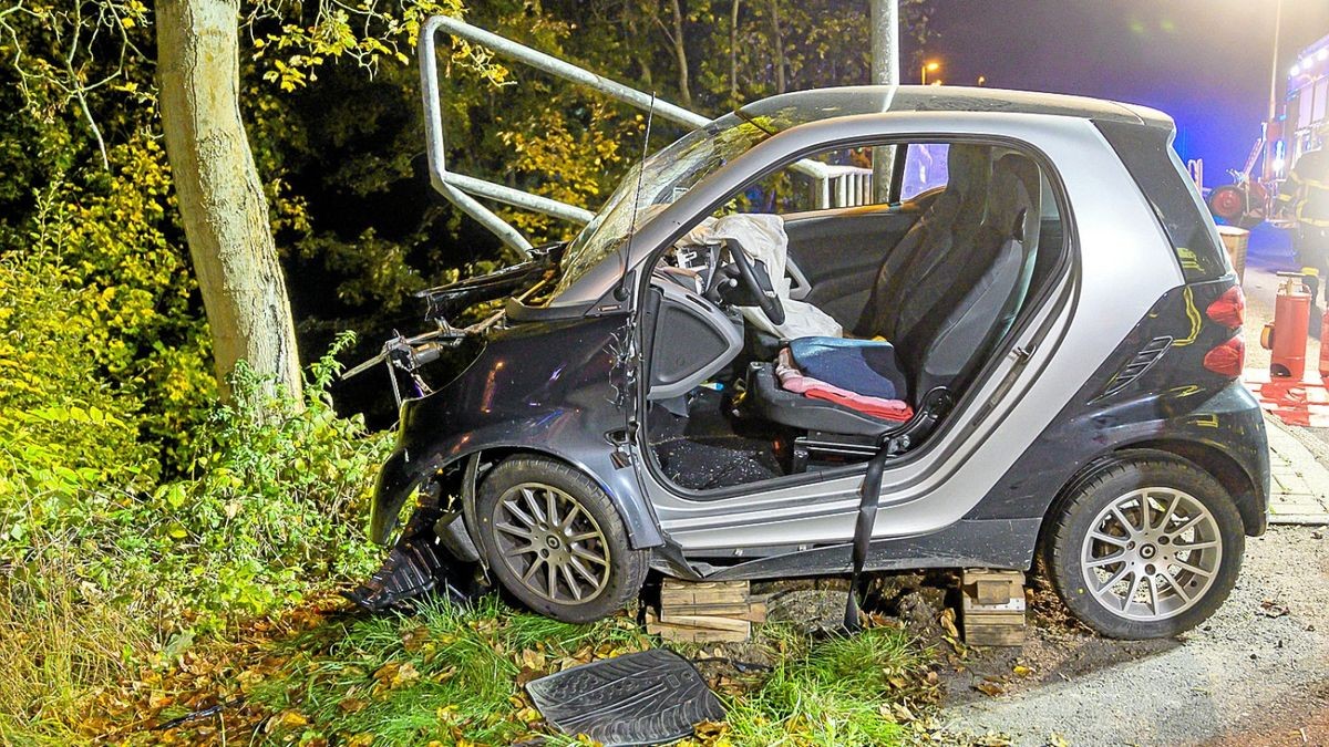 Die Frau - Baujahr 1986 - wurde beim Unfall eingeklemmt.