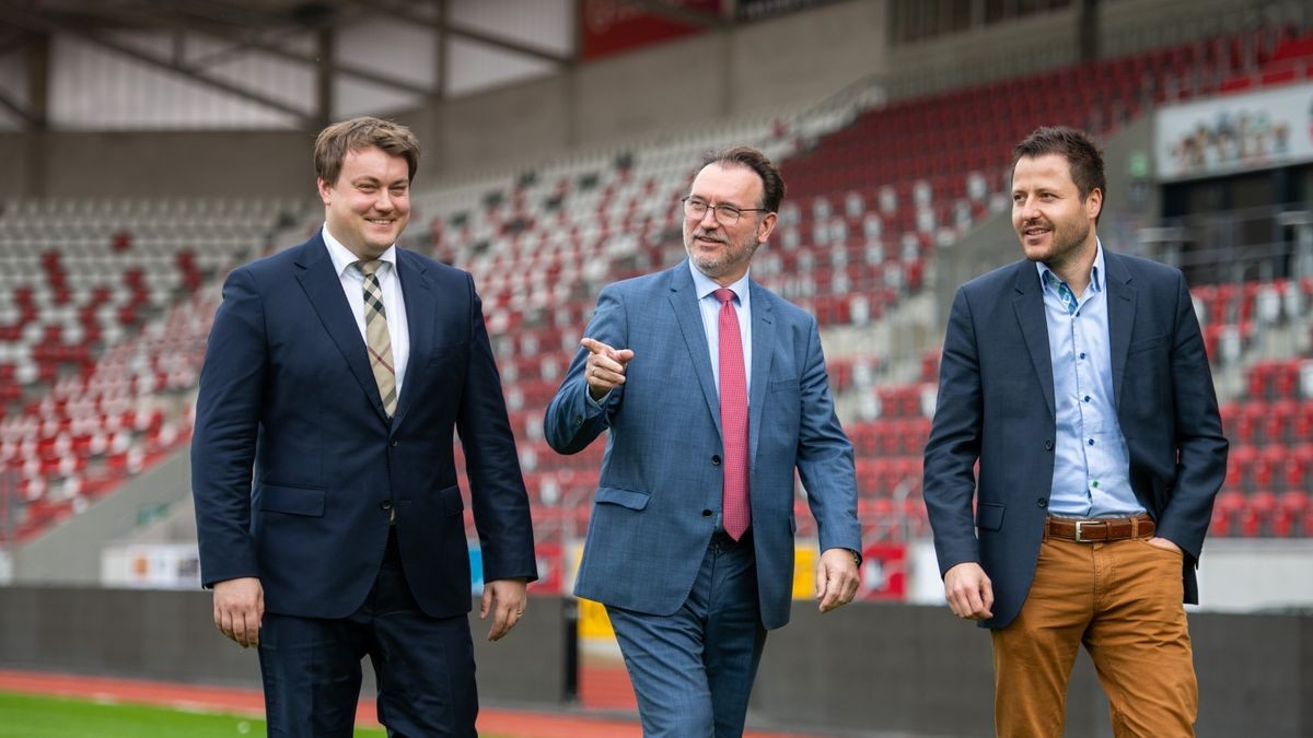 Michael Krannich (rechts), Insolvenzverwalter Volker Reinhardt (mitte) und Christian Zoller, Rechtsanwalt i.V. des Hauptinvestors.