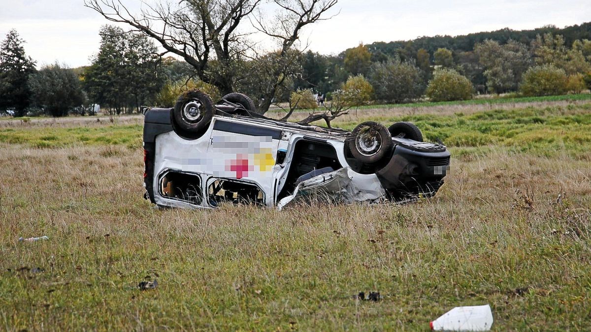 Zwischen Waltershausen und Wahlwinkel (Lkr. Gotha) kam es am späten Freitagnachmittag (11.10.2019) zu einem Verkehrsunfall. Aus noch ungeklärter Ursache kam ein Fahrer mit seinem Kleintransporter von der Straße ab und überschlug sich mehrfach. 