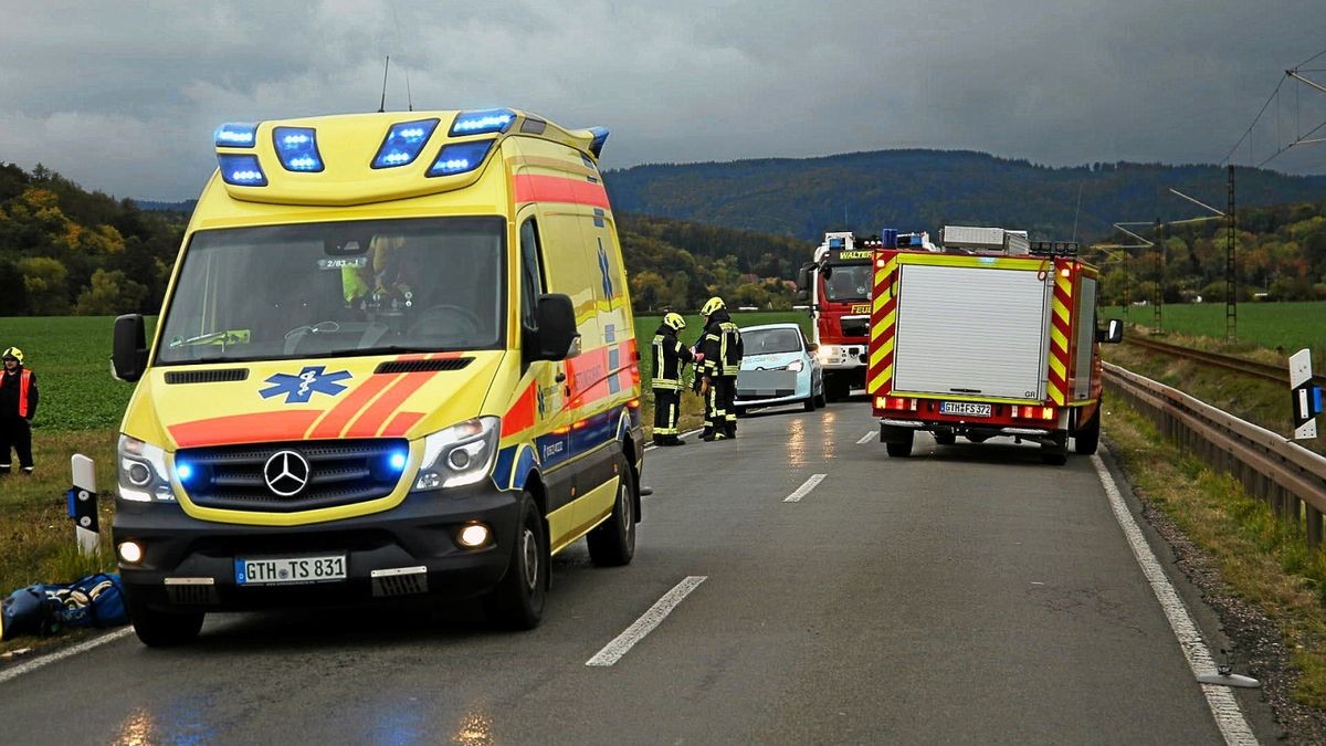 Zwischen Waltershausen und Wahlwinkel (Lkr. Gotha) kam es am späten Freitagnachmittag (11.10.2019) zu einem Verkehrsunfall. Aus noch ungeklärter Ursache kam ein Fahrer mit seinem Kleintransporter von der Straße ab und überschlug sich mehrfach. 