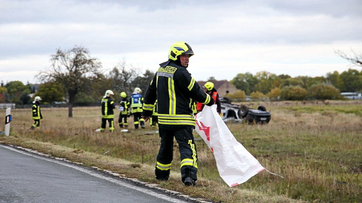 Zwischen Waltershausen und Wahlwinkel (Lkr. Gotha) kam es am späten Freitagnachmittag (11.10.2019) zu einem Verkehrsunfall. Aus noch ungeklärter Ursache kam ein Fahrer mit seinem Kleintransporter von der Straße ab und überschlug sich mehrfach. 