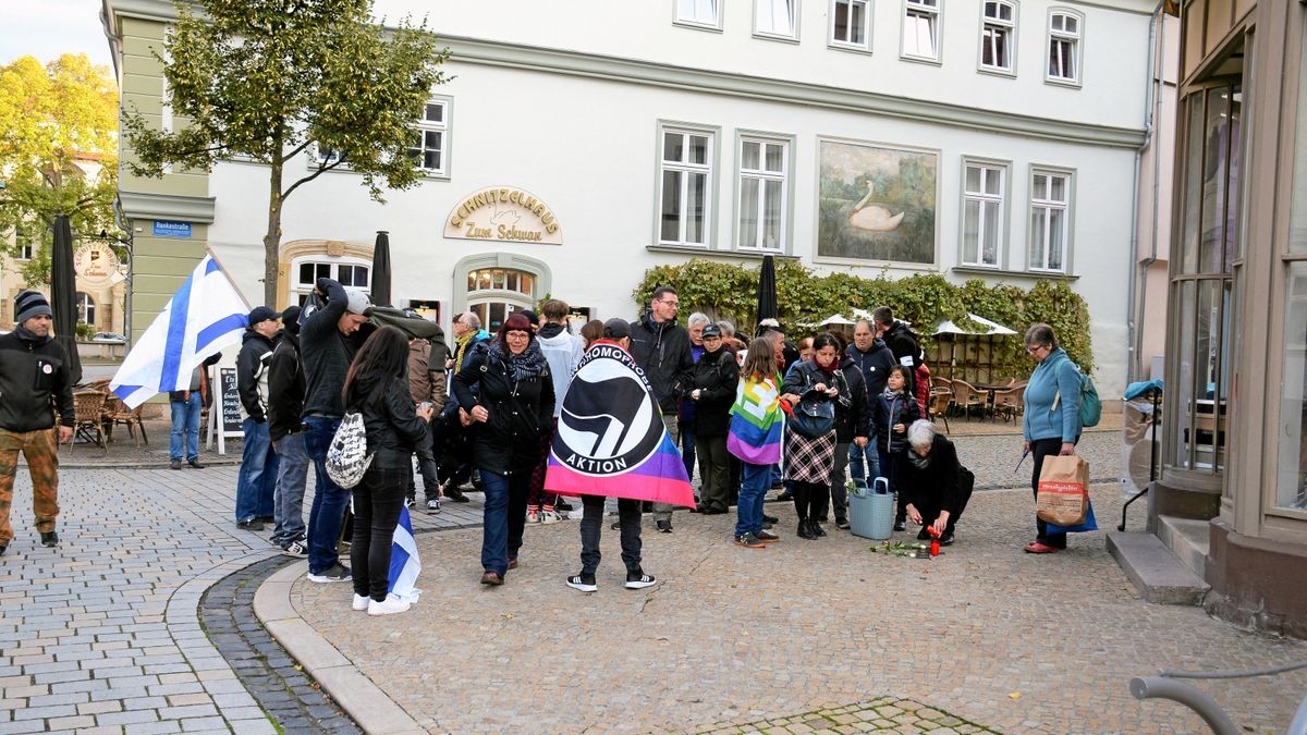 Zu einem spontanen Gedenkmarsch brachen am Donnerstagabend die beiden Aktionsbündnisse auf, um an den Stolpersteinen, die es im Stadtgebiet gibt, Kerzen und Blumen niederzulegen und Mahnwachen abzuhalten.