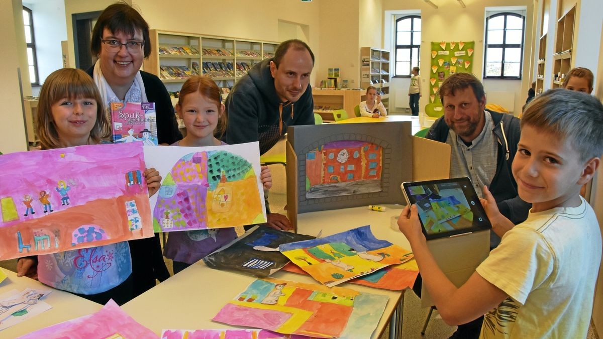 Die Kinder Franzi, Cheyenne und Jonathan aus der Grundschule Siebleben haben mit ihrer Ferienspielgruppe am Montag am Projekt „Total digital“ teilgenommen. Mit Stadtschreiberin Birgit Ebbert, Kameramann Sebastian Vetter und Schauspieler Christian Mark (je von links) gestalten sie eine Bildergeschichte mit Tonspur.