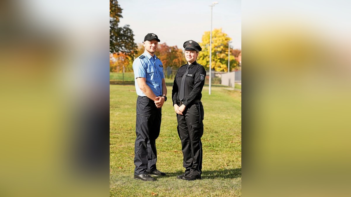 Polizeimeisteranwärterin Emelie Petzold und Polizeihauptmeister Pierre Raßbach in ihren Uniformen.  