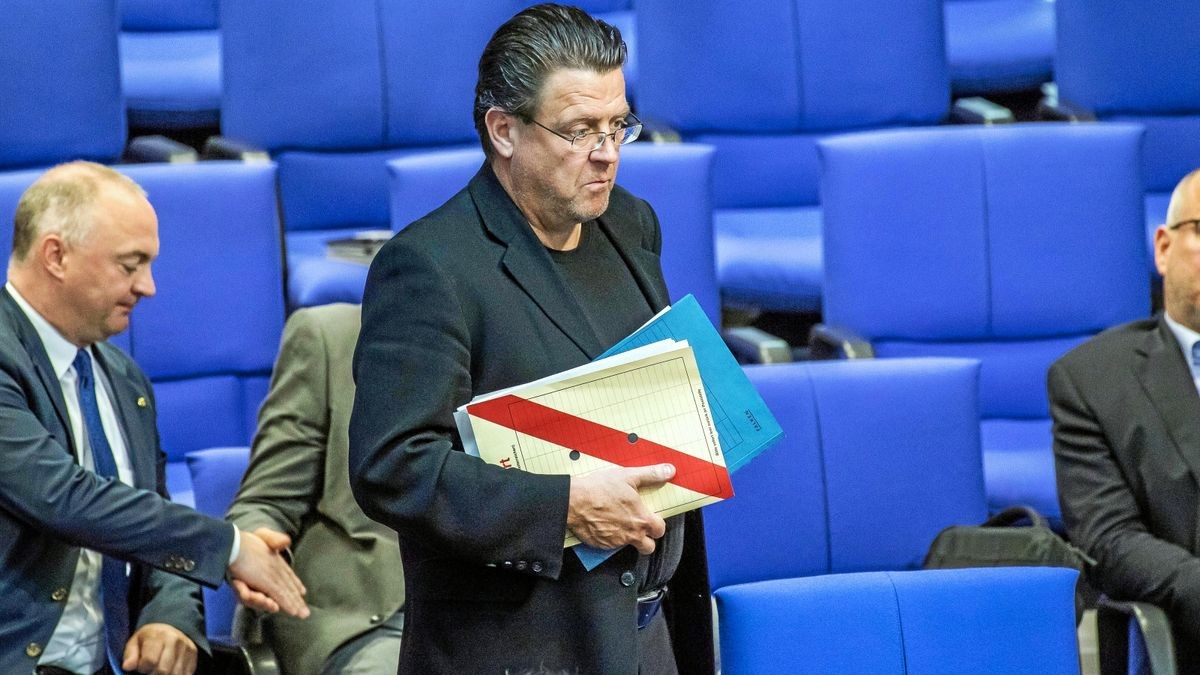 Gegen den Vorsitzenden des Rechtsausschusses des Bundestages, Stephan Brandner (AfD, Bildmitte), werden Rücktrittsforderungen laut.