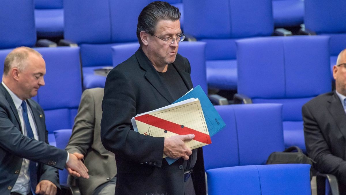 Der Thüringer AfD-Bundestagsabgeordnete Stephan Brandner (Bildmitte) hat sich teilweise für seine Äußerungen nach dem antisemitischen Terroranschlag in Halle entschuldigt.