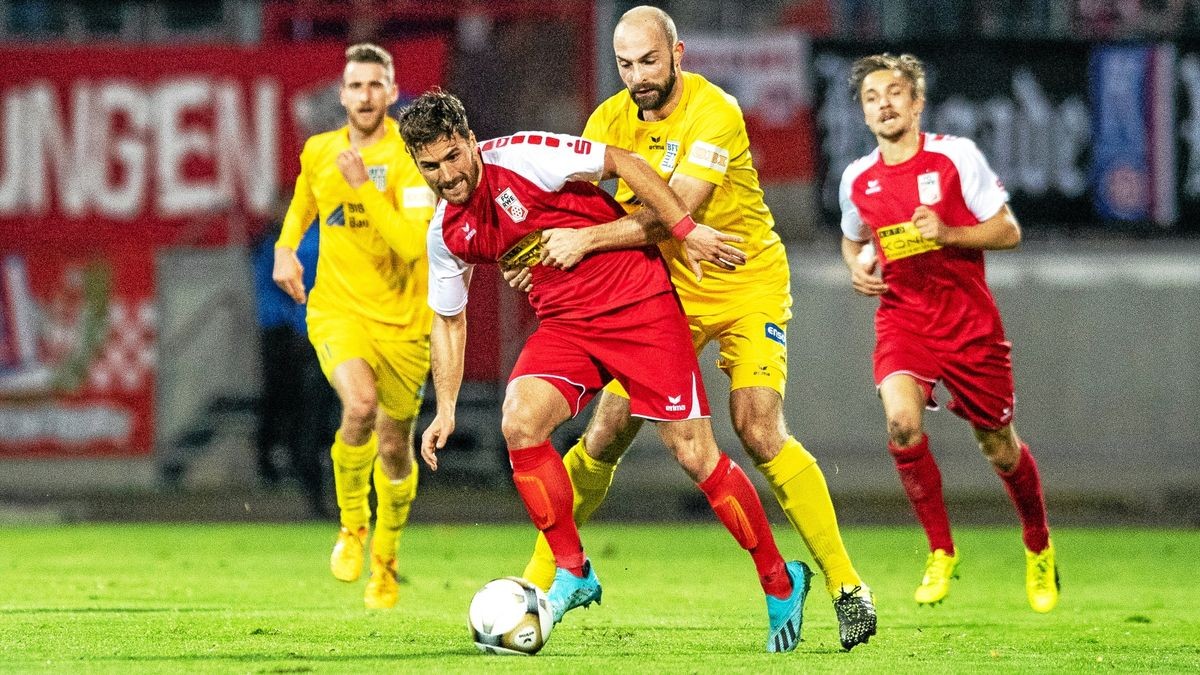 Selim Aydemir im Zweikampf mit Fernando Lenk. Nur 180 Sekunden nach Wiederbeginn erzielte der Erfurter das 3:0.