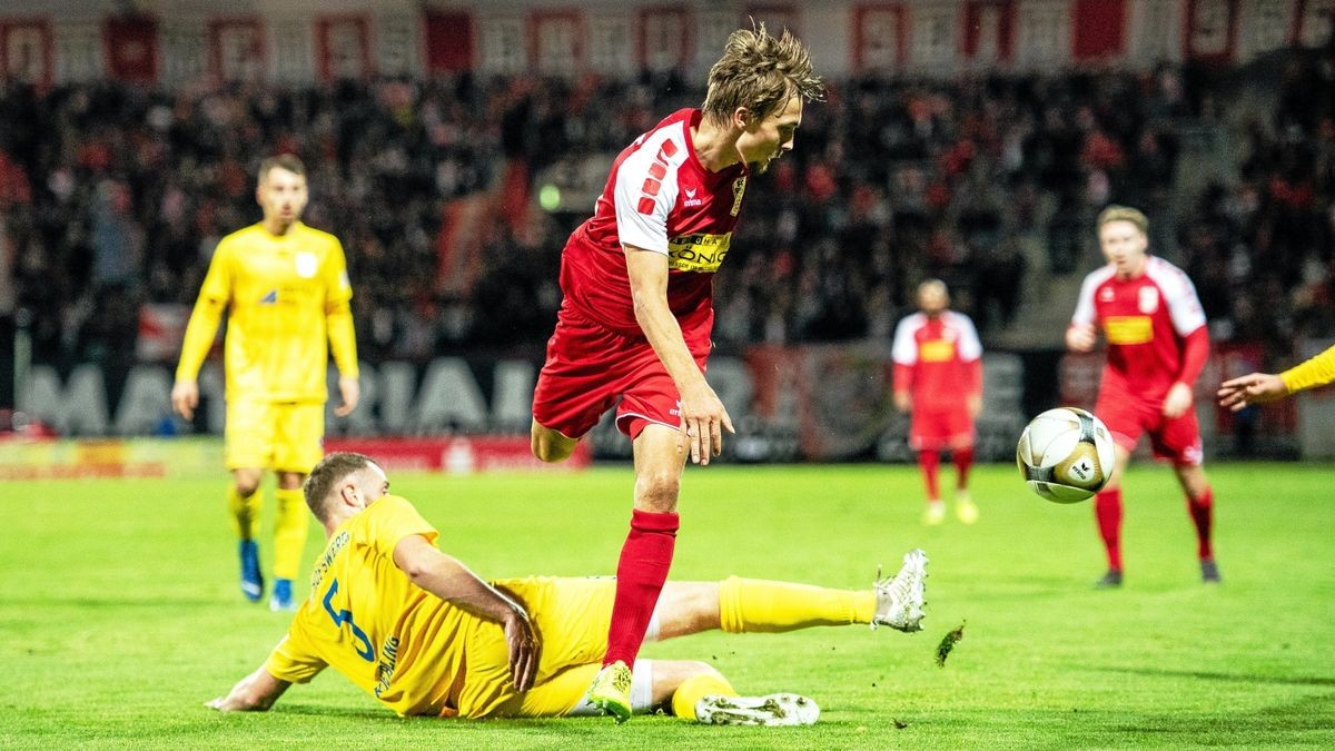 Das 3:0 (2:0) gegen den Bischofswerdaer FV ließ die Thüringer zumindest für eine Nacht gleich um fünf Ränge auf Platz neun und damit aus dem Tabellenkeller klettern.