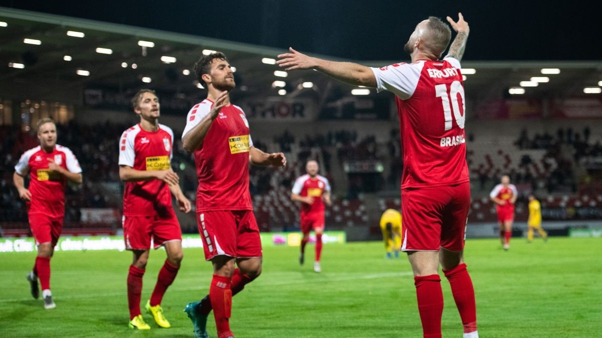 Jubel bei Marc-Frank Brasnic (Nummer 10). Er steuerte kurz vor der Halbzeitpause zwei Treffer zum 3:0-Sieg des FC Rot-Weiß Erfurt bei.