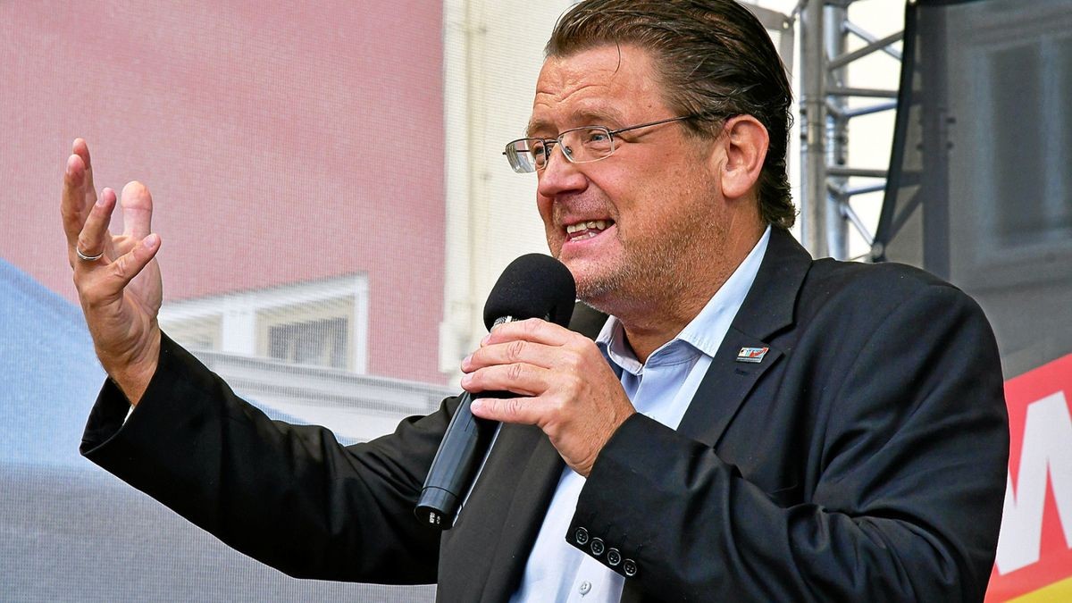 Der Thüringer AfD-Bundestagsabgeordneten Stephan Brandner bei einer Wahlkampfveranstaltung auf dem Rudolstädter Marktplatz.