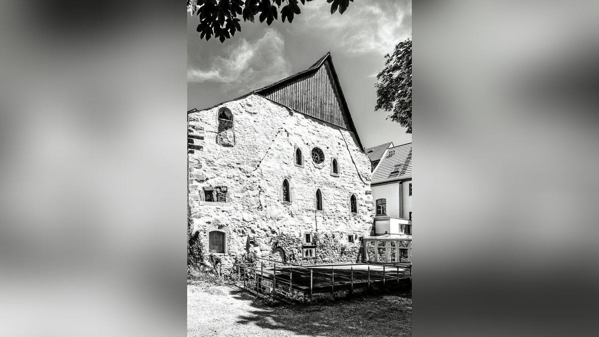 Der Fotograf Ulrich Kneise hat den Westgiebel der Alten Synagoge in einem Schwarz-Weiß-Foto abgebildet.