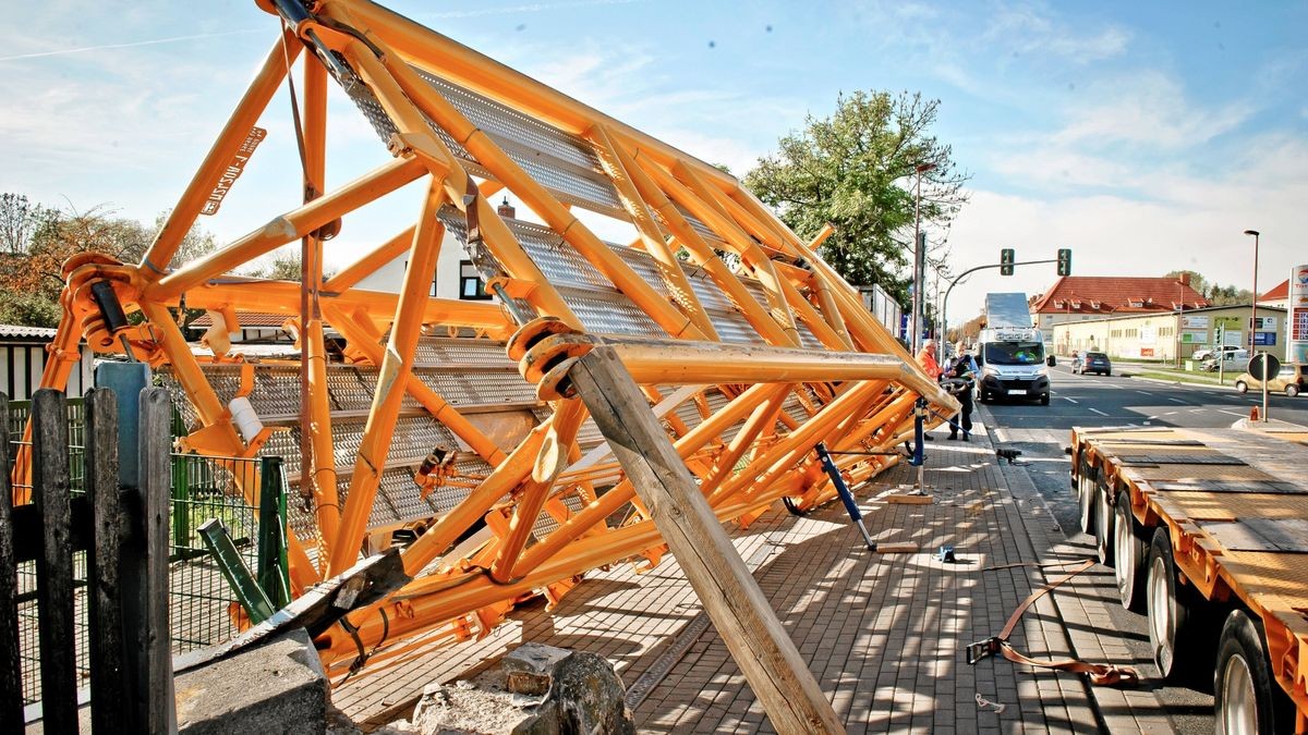 Im Anschluss, bog der Laster nach links auf die Wendewehrstraße. Laut Polizei, sei die Ladung, das Bauteil eines Mobilkranes, nach rechts von dem Auflieger gerutscht.