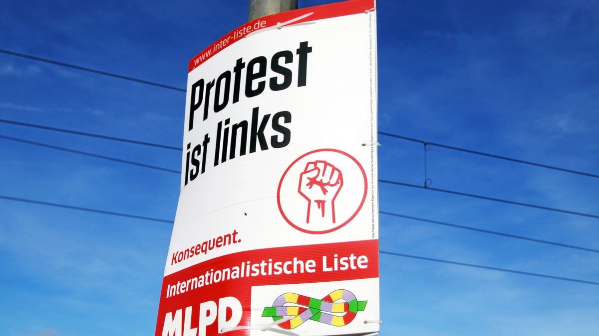 Ein Wahlplakat der Marxistisch-Leninistische Partei Deutschlands (MLPD) zur Landtagswahl 2019 am Flughafen Erfurt-Weimar.