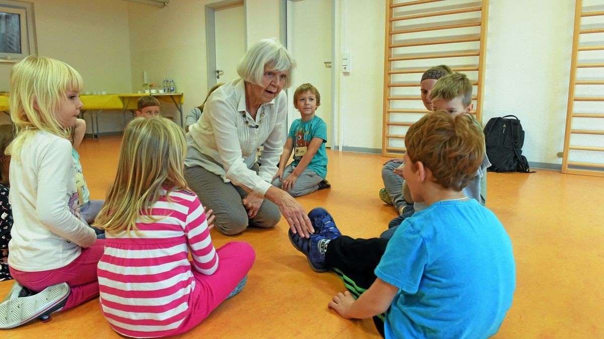 Lorna Heyge führt die Kinder behutsam an die Musik heran.