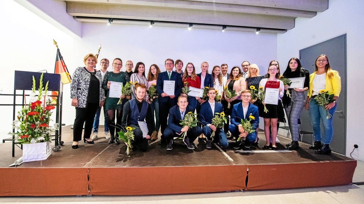 Verleihung des Geschichtspreises an die Preisträger der Regelschule Oststadt Gotha (3.Platz), Johann-Gottfried-Seume Gymnasium Vacha (2.Platz), Friedrich-Ludwig-Jahn Gymnasium Großengottern (2.Platz) und Emil-Petri-Schule Arnstadt (1.Platz).