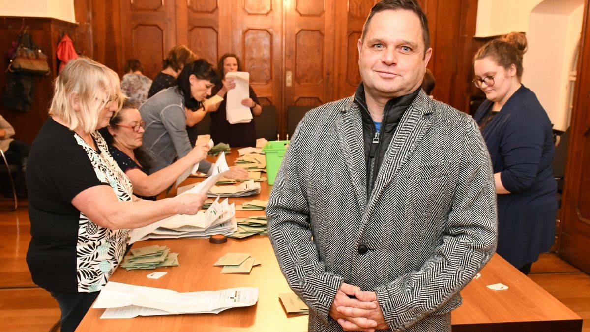 Der Polizeibeamte Torsten Czuppon (AfD) beobachtete die Auszählung der Briefwahl-Stimmen im Sömmerdaer Rathaus und holte das Direktmandat.