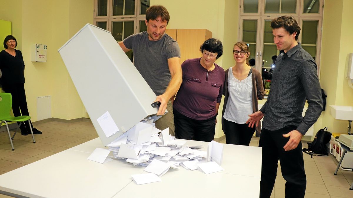 Landtagswahl in Weimar, Grundschule Johannes Falk. Wahlleiter Sören Seidel schüttet Inhalt der Wahlurne aus, am Tisch beobachten (v.l.)  Karin Sturm, Franziska Winckelmann und Gregor Baltes.